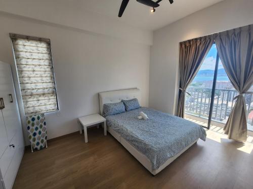 ein Schlafzimmer mit einem Bett und einem großen Fenster in der Unterkunft Praicon Tower Hotel Large Suite 3BR - Butterworth in Butterworth