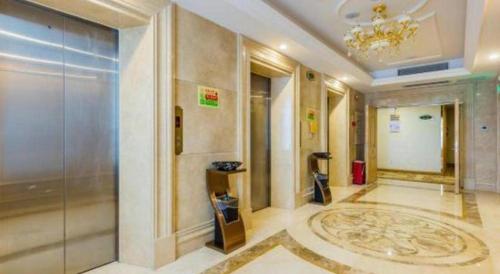 um hall com um corredor com um lustre e uma sala em Vienna Hotel Guangdong Foshan Lishui 1st City em Lishui