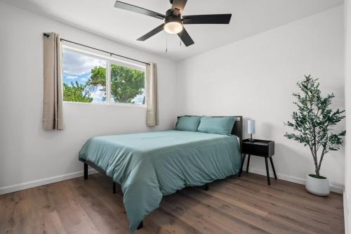 Una cama o camas en una habitación de Modern 5BR Retreat l Cozy l Spacious Work-Friendly