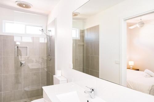 ein weißes Badezimmer mit Waschbecken und Dusche in der Unterkunft Eden Bay Mornington in Capel Sound
