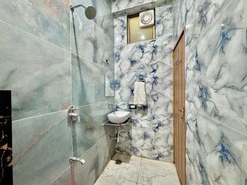 Koupelna v ubytování Hotel Krishna Kripa Palace