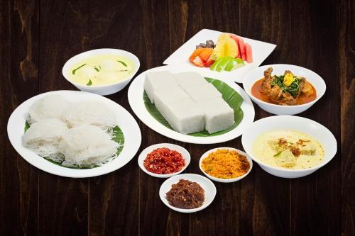 stół z talerzami żywności i miskami żywności w obiekcie MK Colombo w Kolombo