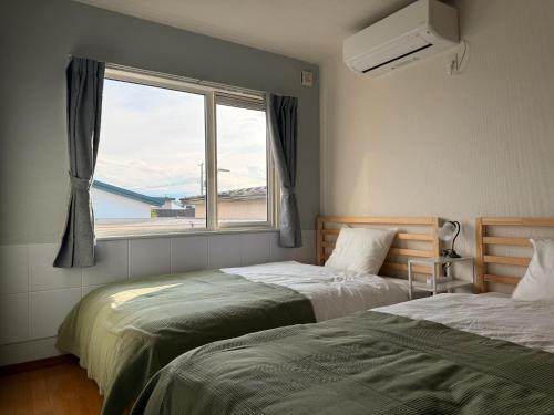 Una cama o camas en una habitación de SOL STAY 6min JR Ski retreat Free Parking