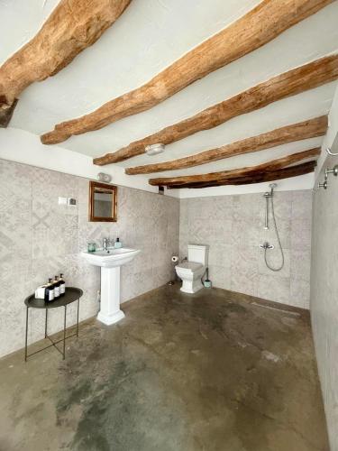 a bathroom with a sink and a toilet at Онгъл Харман in Kŭrpachevo