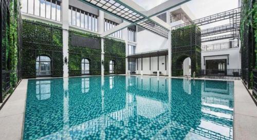 Piscina de la sau aproape de Shenzhen Cloud Park Manhattan Hotel