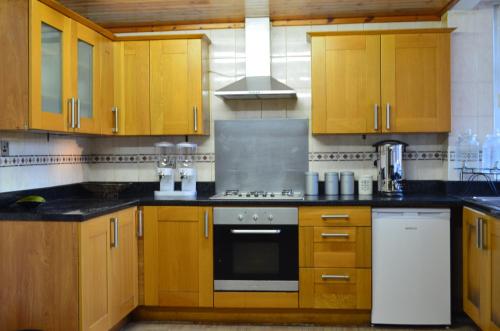 Dapur atau dapur kecil di Old Trafford Guest House