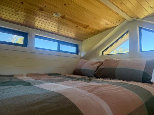 Postel nebo postele na pokoji v ubytování Ferncroft Farm Tiny Home