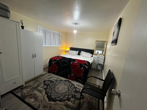 ein Schlafzimmer mit einem Bett und einem Stuhl in einem Zimmer in der Unterkunft Room for Rent Prime Location in Manchester