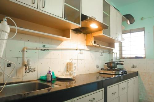 Η κουζίνα ή μικρή κουζίνα στο Rooftop Cityscape Inn