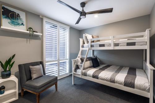 En eller flere senge i et værelse på Ocean Grove Luxe Retreat with Pool, Spa and Sauna