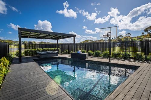 Swimmingpoolen hos eller tæt på Ocean Grove Luxe Retreat with Pool, Spa and Sauna