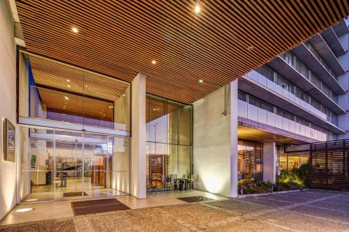 Una vista exterior de un edificio con vestíbulo. en Wyndham Concepcion Pettra, en Concepción