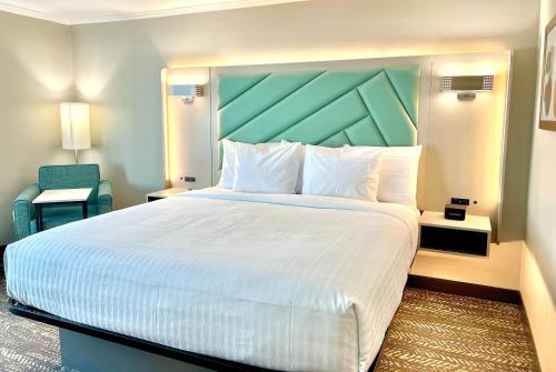 Postel nebo postele na pokoji v ubytování Wingate by Wyndham Jackson