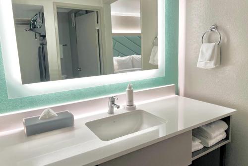 Koupelna v ubytování Wingate by Wyndham Jackson