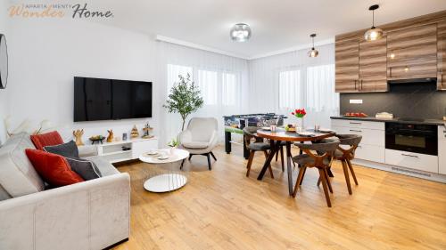 a living room with a couch and a table at Wonder Home - Domki Hillside tuż przy stoku narciarskim - na terenie kompleksu plac zabaw i zewnętrzna siłownia, sklep, parking in Karpacz