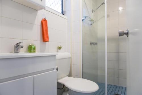 een badkamer met een toilet en een douche bij Coolview in Cannonvale