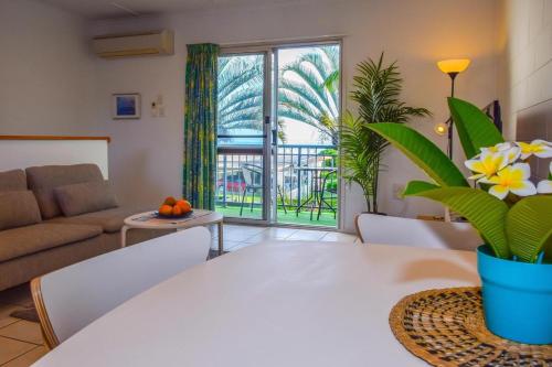 een woonkamer met een witte tafel en een bank bij Coolview in Cannonvale