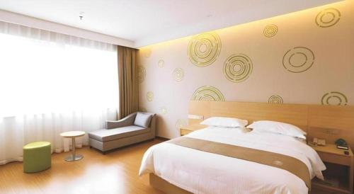 Ένα ή περισσότερα κρεβάτια σε δωμάτιο στο GreenTree Inn Xi'an Terracotta Warriors Huaqing Pool Metro Station