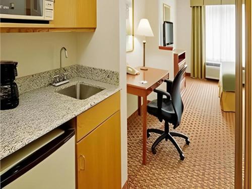 a kitchen and a desk in a hotel room at Holiday Inn Express Frackville Hotel By IHG in Frackville