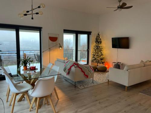 TV a/nebo společenská místnost v ubytování Sunset Hills Transylvania