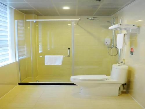 Ένα μπάνιο στο GreenTree Inn Huaian Lianshui Jindi International Garden Business Hotel