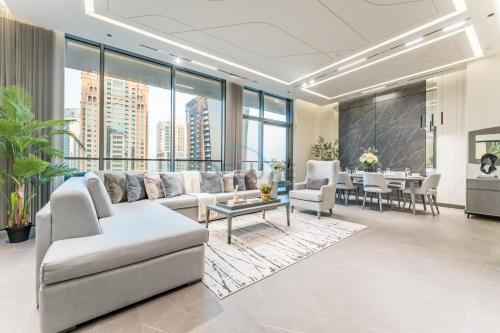 Luxurious High-Floor 3BR with Assistant Room, Showcasing Lake & City Views, Just Moments Drive from JBR Beaches and Ain Dubai, MBL Royal, JLT by Deluxe Holiday Homes
