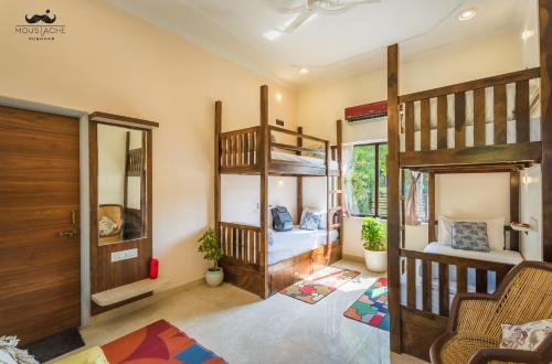 Camera con 2 letti a castello e una porta di Moustache Pushkar a Pushkar