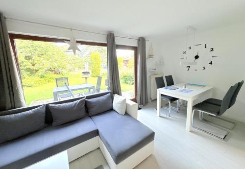 Et opholdsområde på Bungalow im Garten in Wiek