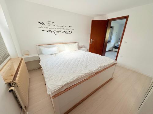 En eller flere senge i et værelse på Bungalow im Garten in Wiek