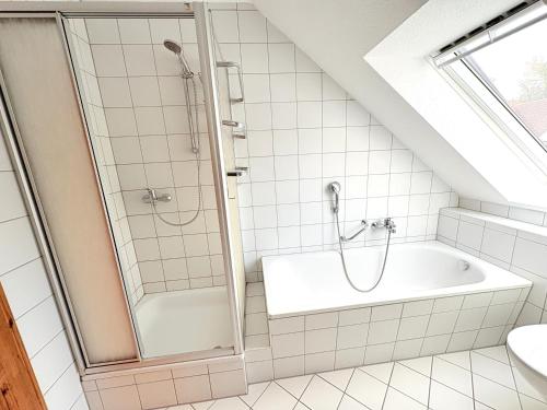 Ferienhaus zum Kranichblick في Garz: حمام مع دش وحوض استحمام