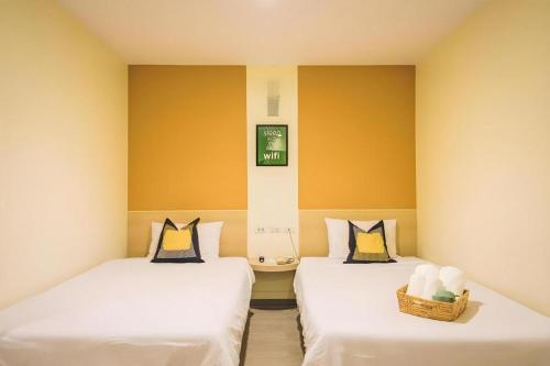 Giường trong phòng chung tại New Suanmali Hotel