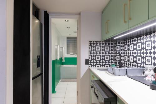 Historic Mutual Heights CBD Loft w Pool & Gym في كيب تاون: حمام مع مغسلة وحوض استحمام