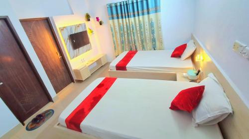 เตียงในห้องที่ Hotel Lynn Valley