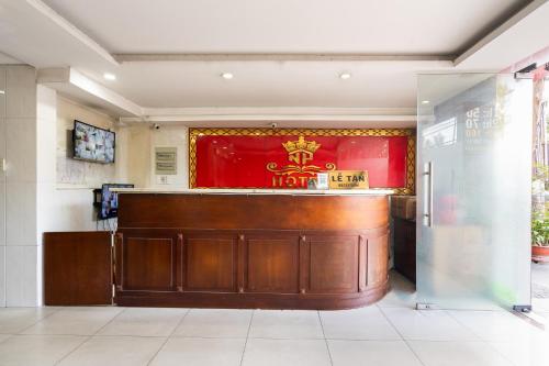 bar w restauracji z czerwoną ścianą w obiekcie Dancenter Phuong Nam Hospital Formerly Nam Phuong Hoang Hau w Ho Chi Minh