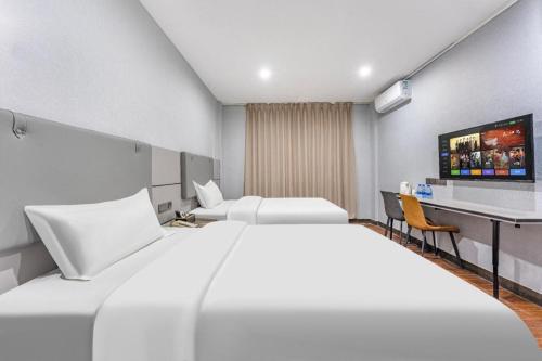 Giường trong phòng chung tại shenzhen kaixin Hotel