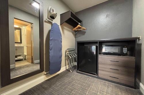 TV a/nebo společenská místnost v ubytování Super 8 by Wyndham Belleville St. Louis Area