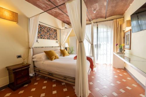 um quarto com uma cama de dossel em Borgo San Luigi em Monteriggioni