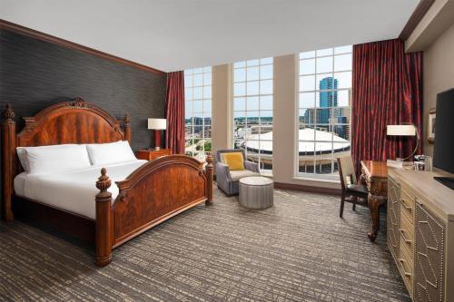 una camera d'albergo con un letto e una grande finestra di Hilton Fort Worth a Fort Worth