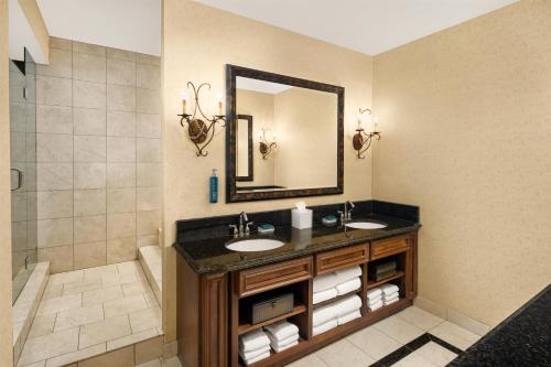 un bagno con due lavandini e uno specchio di Hilton Fort Worth a Fort Worth