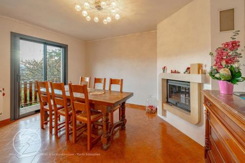 Et opholdsområde på Maison 3 chambres, espace et jolie vue