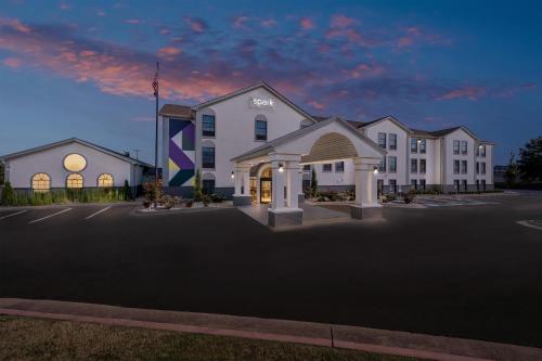 a rendering of the front of a hotel at Spark By Hilton North Little Rock in North Little Rock