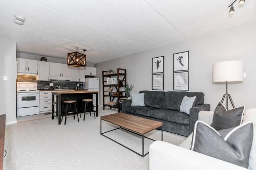 una sala de estar con un sofá y una mesa en Alpine Cove - Condo in Collingwood - Sleeps 6, en Collingwood