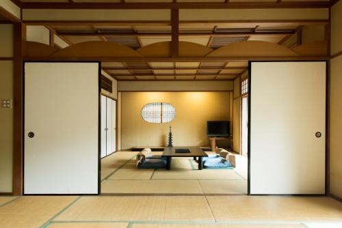 ein Wohnzimmer mit Schiebetüren und einem Tisch in der Unterkunft Senkei in Hakone