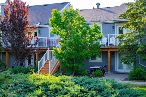 科灵伍德Cranberry Apres Nest Bright Reno Near Blue Mtn的一栋带门廊和通往前院的台阶的房子