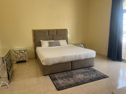 a bedroom with a large bed in a room at doge villa 3 in Dubai
