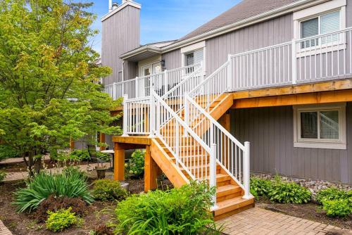 コリングウッドにあるThe Fox Den - Modern Condo Collingwood - Sleeps 5の木製の階段が目の前にある家