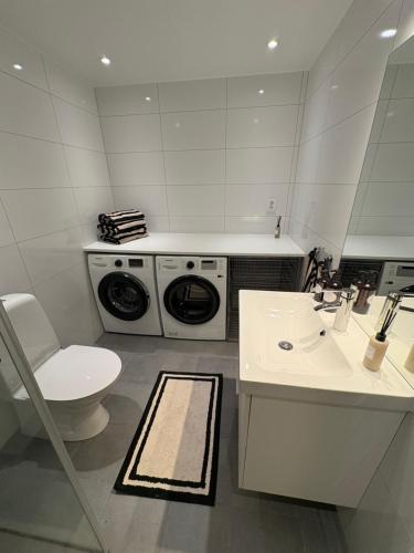 Un baño de Nyare lägenhet på Smögen, nära allt