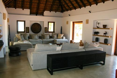 威尔吉旺登禁猎区Ilanga Lodge Welgevonden Game Reserve的带沙发和桌子的大客厅
