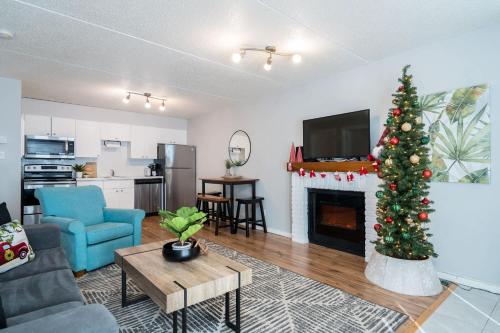 科灵伍德South Wind - Modern Condo in Collingwood - Sleep 5的客厅在壁炉前拥有圣诞树