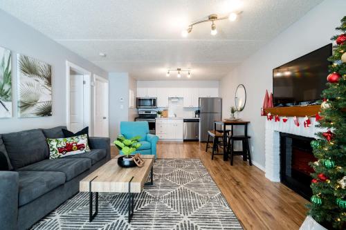 科灵伍德South Wind - Modern Condo in Collingwood - Sleep 5的带沙发和圣诞树的客厅